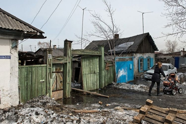 В Китае девушку на экзамене дергали за ресницы, не поверив в её естественную красоту